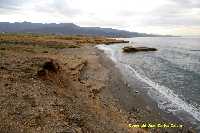 Figura 12. Playa de La Galera con su caracterstico islote y con costa acantilada  media al comienzo y al final