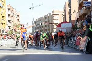 Graeme Brown entra victorioso en la lnea de meta de Lorca de la primera etapa de la Vuelta Ciclista a Murcia 2008