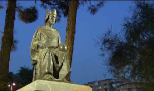 El monumento a Alfonso X se bica en un lugar prominente de la Murcia actual