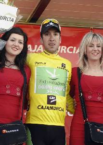 Snchez Arrieta en el podio de la Vuelta como lider de la clasificacin general tras la disputa de la tercera etapa
