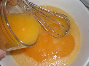 2.- Aadiendo el zumo de naranja 