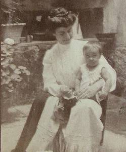 Con su abuela Carlota Toms, 12 enero 1908