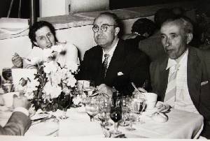 Junto a su esposa y su amigo Jos Tardn Molina, en las Bodas de Plata de su Promocin de Medicina (21 junio 1959)