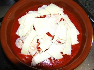 Aadimos los ingredientes al tomate  