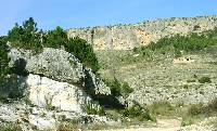Los ros procedentes de la Meseta depositaban areniscas silceas (en color blanco) en muchas zonas del noroeste de Murcia durante el Eoceno (barranco de Hondares, Moratalla)