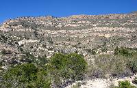 La ladera sur de la sierra de la Pila, en Abarn. En la base margas cretcicas, y los farallones estn formados por calizas palegenas y negenas