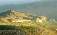 El anticlinal de la sierra de la Muela, Moratalla, tiene grandes afloramientos de rocas del Palegeno. El Sol alumbra las rocas marinas del Eoceno. Sobre ellas un cabalgamiento del Jursico