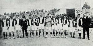Equipo del Murcia que derrot al Stadium de Madrid en 1918. Al fondo se ven los espectadores subidos a la tapia
