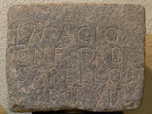 Inscripcin de Lucio Magio Babello, hijo de Cneo, de la Tribu Fabia, edil duunviro 