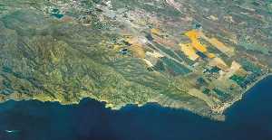 Estribaciones orientales, en contacto con el mar, de la Loma de Bas. Se observa el casero de Calnegre en las faldas
