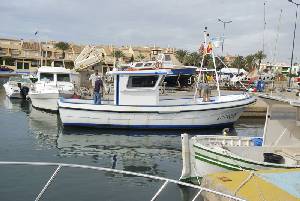 Barco pesquero en el puerto de Cabo de Palos [Bogavante]
