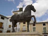 Detalle de la escultura del caballo engalanado.