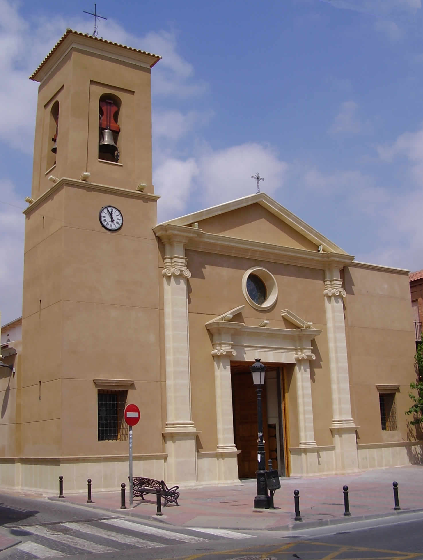 Fachada principal de la iglesia de Nuestra Seora de la Salceda 
