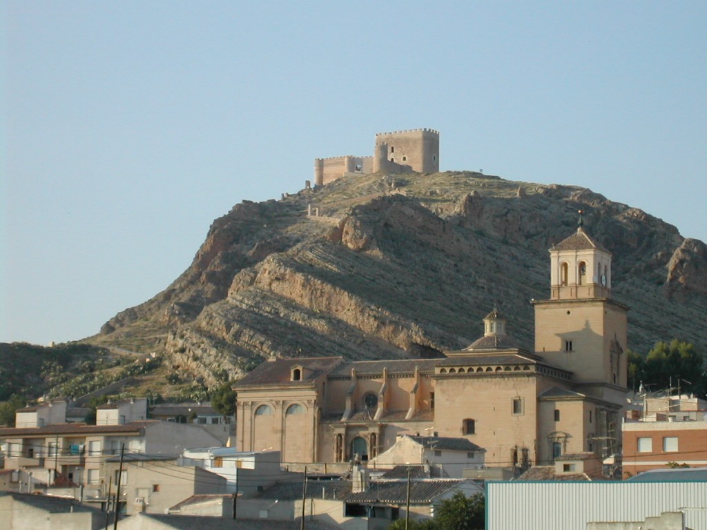 El castillo y la Iglesia vieja