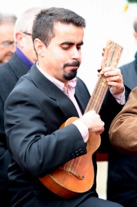 Auroro de Lorca tocando su guitarro del siglo XIX