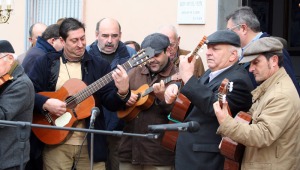 Los Auroros de la Huerta tocando el popular aguilando