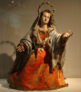 Dolorosa arrodillada ante la Cruz