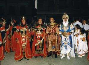 Capitan Moro de blanco y azul, y Capitn Cristiano de marrn claro [Jumilla_Moros y Cristianos] 