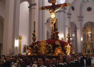 Cofrades sacando a su Cristo en procesin [La Unin_Semana Santa]