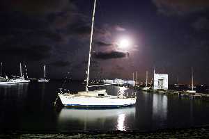 ESCUELA DE VELA NOCTURNA EN SANTIAGO DE LA RIBERA.