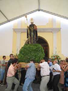 San Agustn sale de la iglesia de Ojs [Ojs_Fiestas San Agustn y Santa Mara]