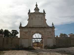 Entrada principal a la casa Fuente de la Higuera