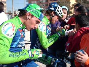 Casas y Jos Luis Martnez firmando autgrafos