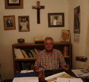Federico Pagn en el despacho de la iglesia 