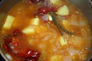 Cociendo los Ingredientes de la Ensalada de Alubias y Mojo [El Sabinar]