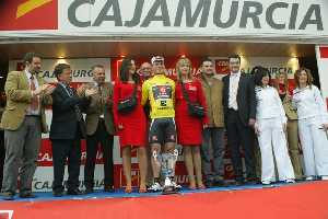 Rojas junto a las autoridades
