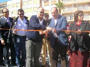 Corte de cinta con las autoridades competentes