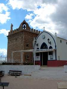 Vista de las fachadas de la Iglesia y la Torre de los Caballos