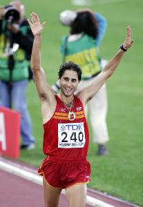 Juanma Molina celebra el bronce en el Campeonato del Mundo de Helsinki 2005 