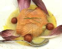 salpicón de salmón con endibias moradas y salsa de aguacate  
