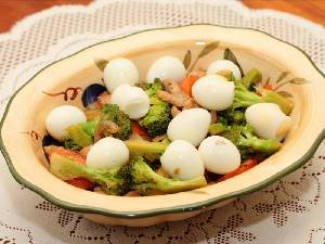 Ensalada con huevos de codorniz 