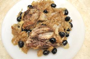 Codorniz con cebolla y aceitunas negras [Codorniz]