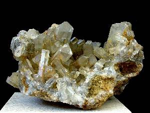 Cristales prismáticos de celestina de Ulea, localizados en fracturas de areniscas miocenas. Obsérvese el hábito más típico de este mineral