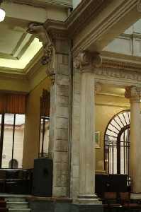 Detalle de las columnas de capitel jónico 