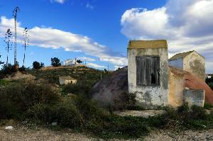 La Ermita de San Isidro, al fondo 