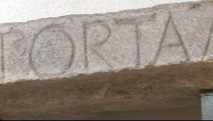 Detalle de la inscripcin '(tur)ris XI portam mur(um)' que hace referencia a la construccin de la Muralla