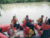 Los voluntarios descienden el ro Segura en balsa