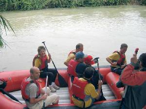 Los voluntarios descienden el ro Segura en balsa