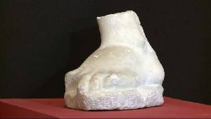 Pie de una escultura del Foro de Carthago Nova