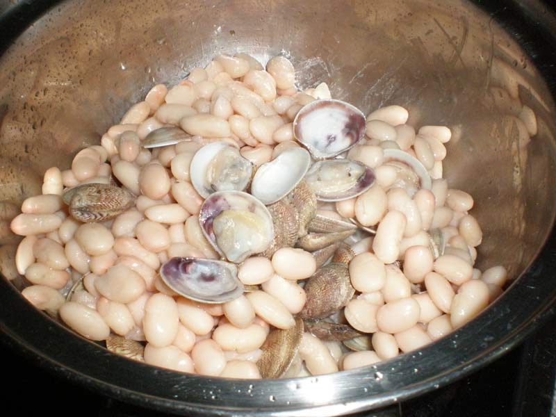 Almejas y alubias