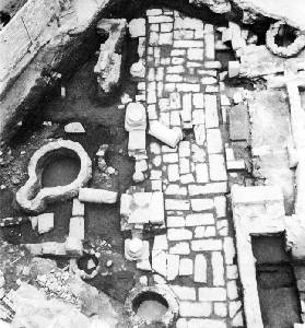 Restos de la excavacin del Decumano en la Plaza de los Tres Reyes