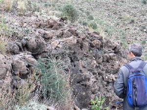 Detalle de una zona de lava. Obsrvese el frente de la colada con estructuras que recuerdan a las pillow-lavas (lavas almohadilladas)