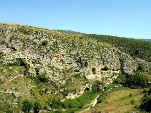 Panormica del estrecho de la Encarnacin desde el cerro de los Villaricos. En l se aprecian diversas cuevas generadas por la erosin que ha aprovechado las fracturas de las calcarenitas tortonienses