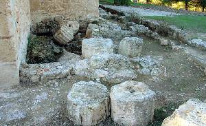 Detalle de los restos del templo romano sobre el que se construy la ermita