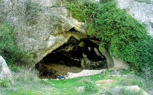 Vista de Cueva Negra en el Estrecho de la Encarnacin. En esta oquedad se realizan excavaciones que han generado el hallazgo de restos neandertales y de diversa fauna del Paleoltico