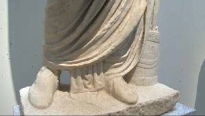 Detalle de la parte inferior de la escultura de Augusto capite velato